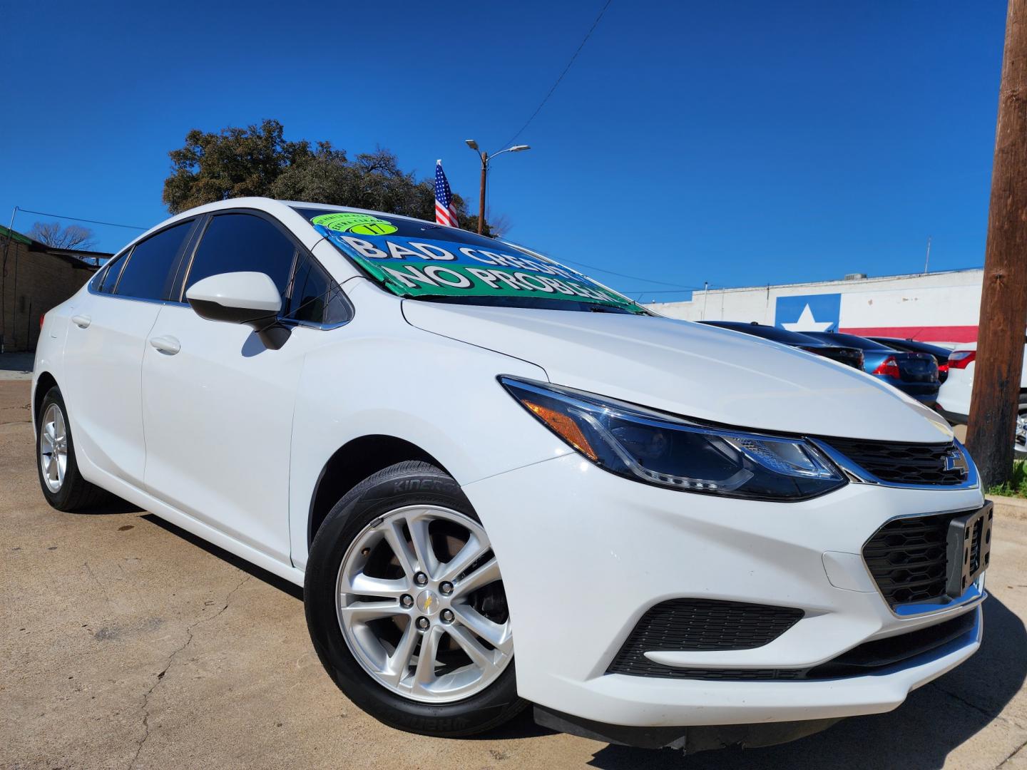 2017 WHITE Chevrolet Cruze LT (1G1BE5SMXH7) with an 1.4L L4 DOHC 16V TURBO engine, 6A transmission, located at 2660 S.Garland Avenue, Garland, TX, 75041, (469) 298-3118, 32.885551, -96.655602 - Welcome to DallasAutos4Less, one of the Premier BUY HERE PAY HERE Dealers in the North Dallas Area. We specialize in financing to people with NO CREDIT or BAD CREDIT. We need proof of income, proof of residence, and a ID. Come buy your new car from us today!! This is a very well cared for 2017 CH - Photo#0